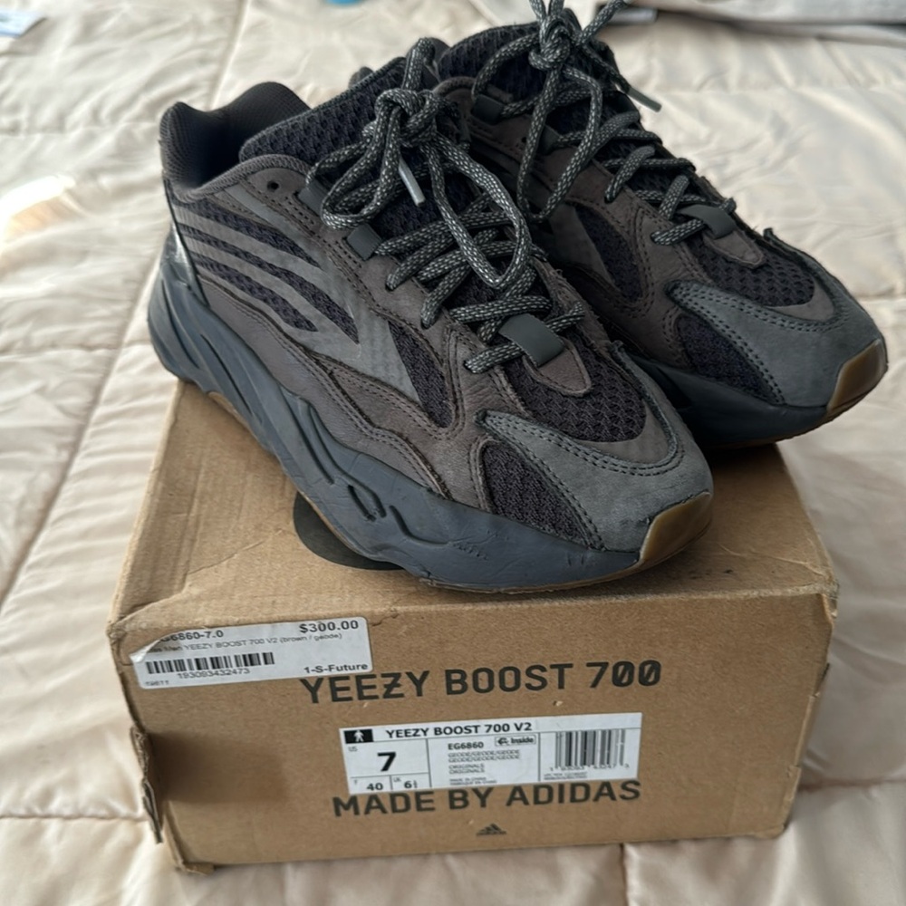 Yeezy boost 700 geode original size 7